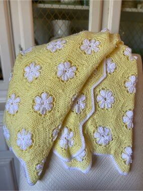 VTG Handmade Yellow Daisy Crochet Throw Baby Blanket Children’s Cottagecore Cute